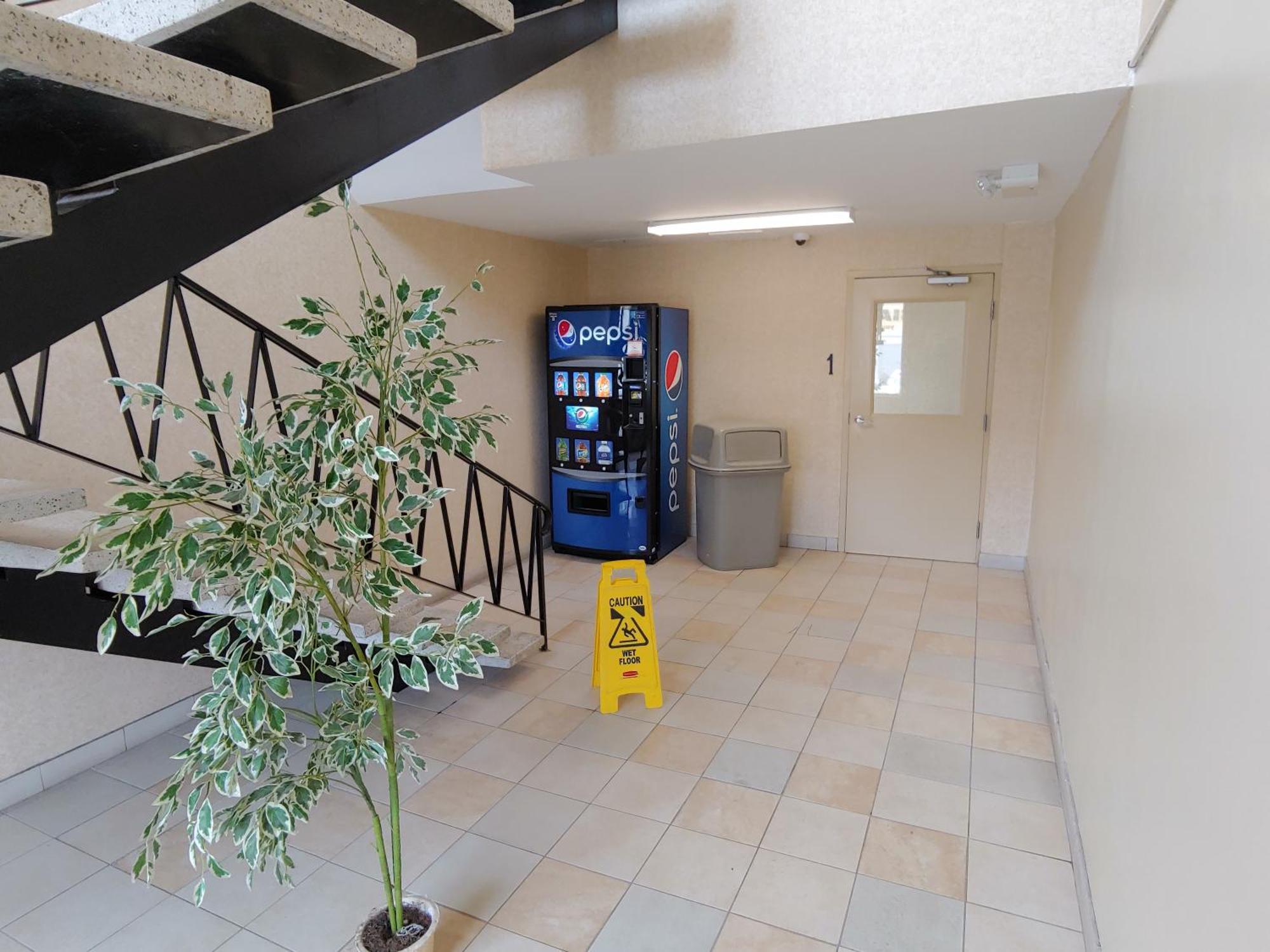 Econo Lodge City Centre Kingston Bagian luar foto