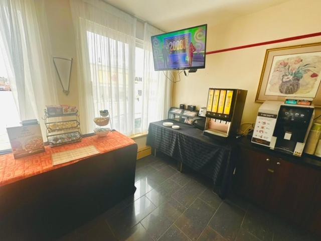 Econo Lodge City Centre Kingston Bagian luar foto