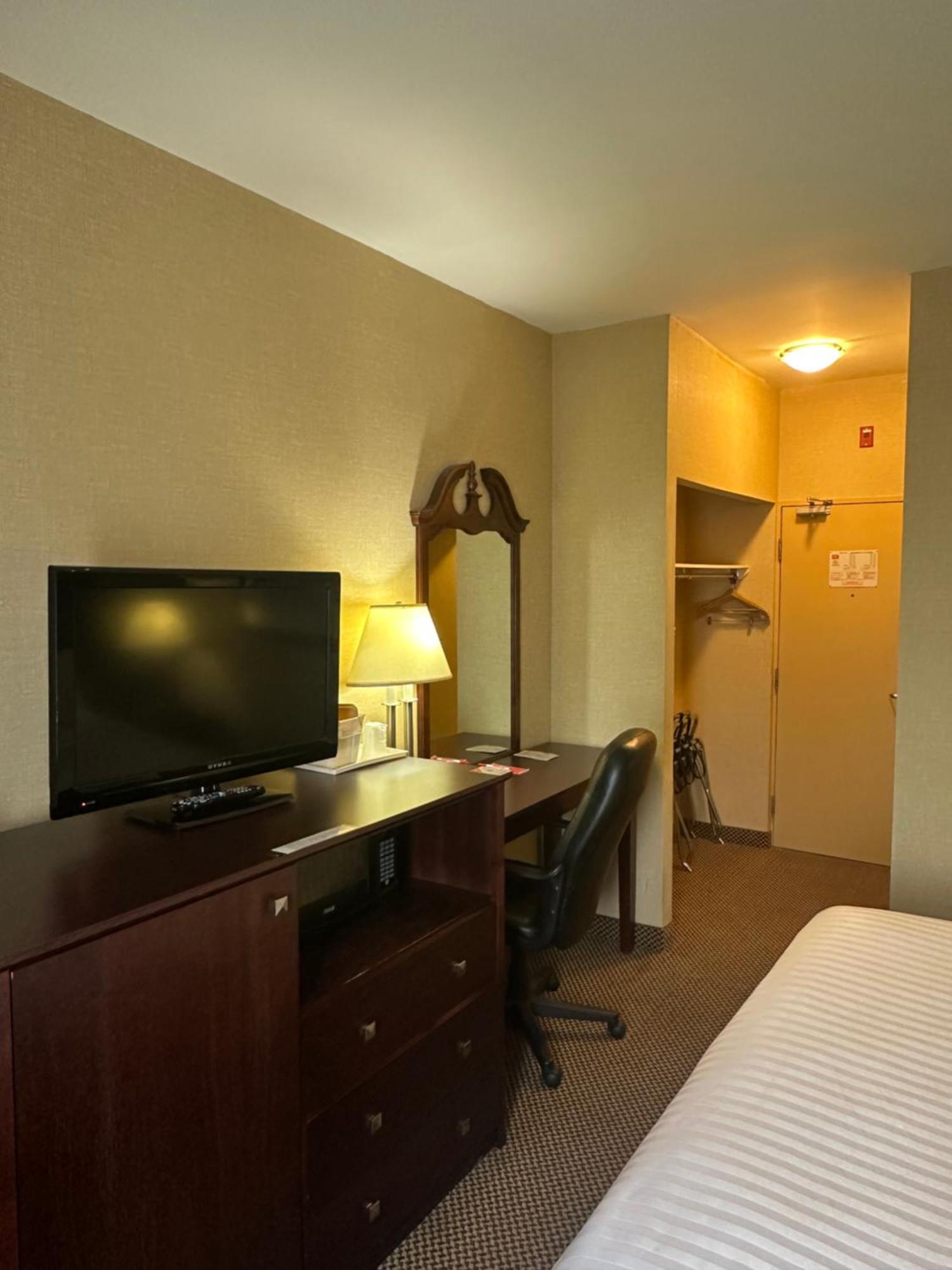 Econo Lodge City Centre Kingston Bagian luar foto