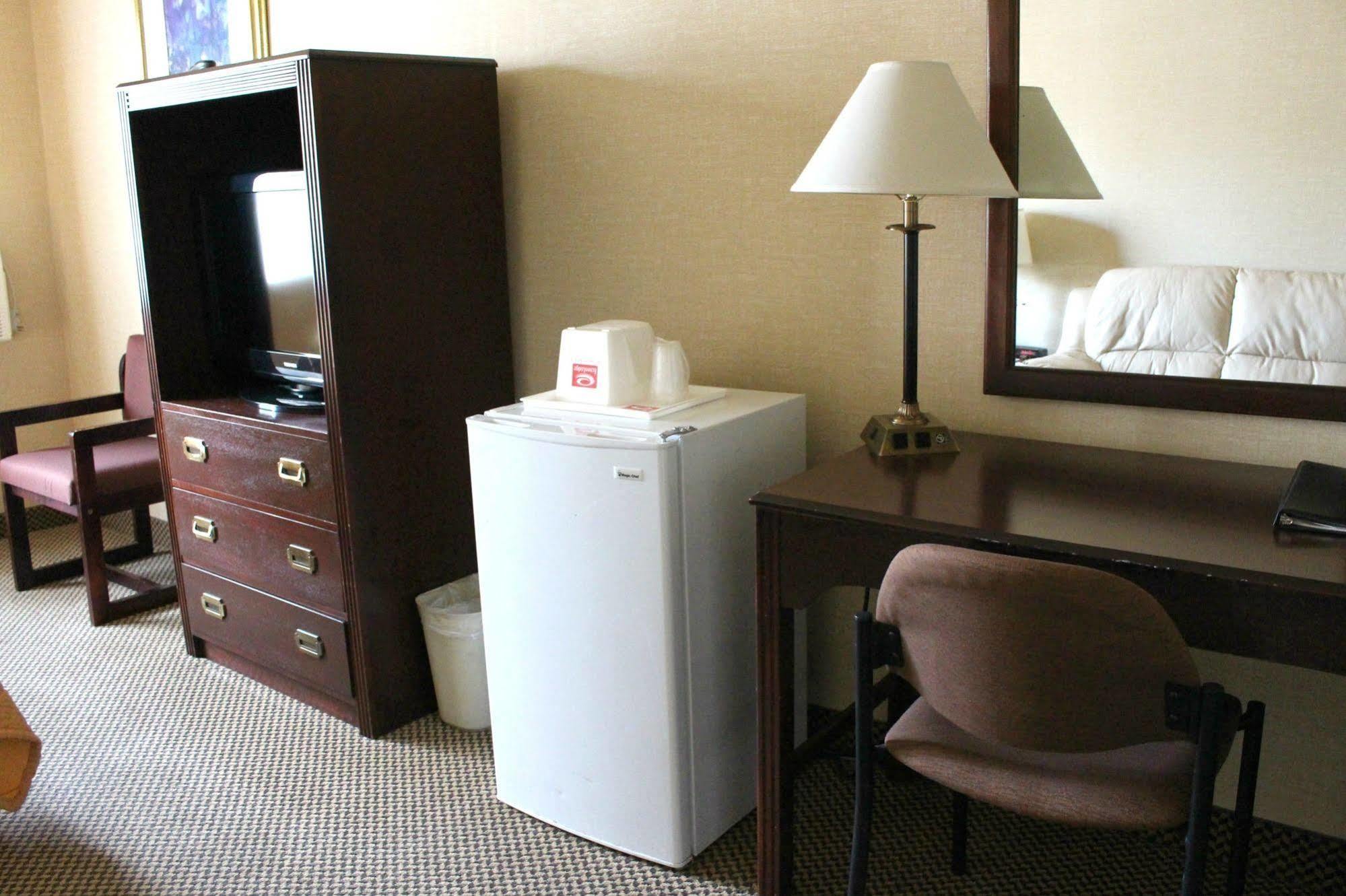 Econo Lodge City Centre Kingston Bagian luar foto